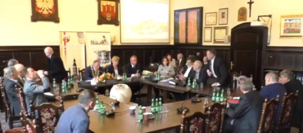 Bulwersująca odpowiedź radnego na życzenia. Bulwersująca odpowiedź radnego na życzenia.