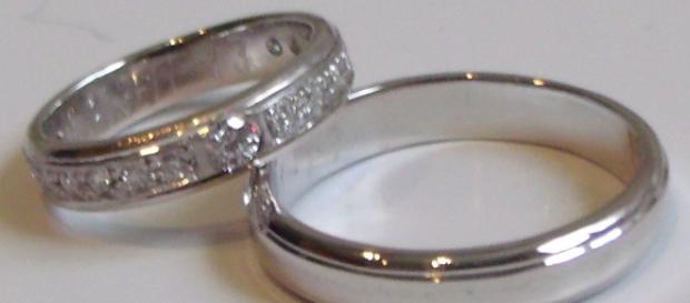 Los anillos de oro blanco conquistan los altares. - pinterest.es Los anillos de oro blanco conquistan los altares. - pinterest.es