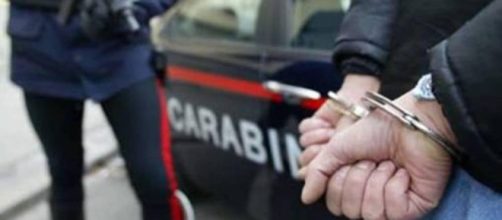 Si finge carabinieri e tenta estorsione: arrestato