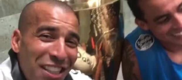 O atacante ao lado do meia Jadson O atacante ao lado do meia Jadson