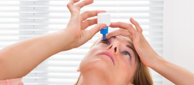 O tratamento da conjuntivite bacteriana demanda o uso de colírios antibióticos. (foto reprodução). O tratamento da conjuntivite bacteriana demanda o uso de colírios antibióticos. (foto reprodução).