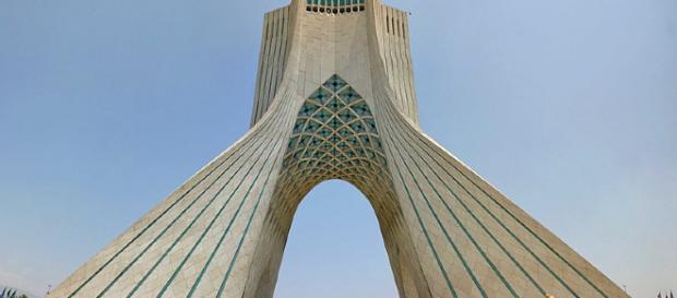Torre Azadi, em Teerão, que comemora os 2500 anos do Reino Persa. Torre Azadi, em Teerão, que comemora os 2500 anos do Reino Persa.
