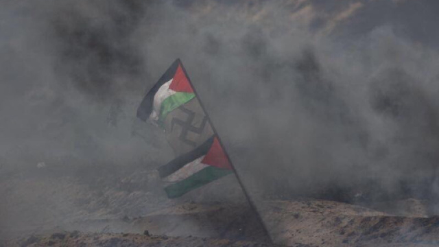 La bandiera con la svastica a Gaza