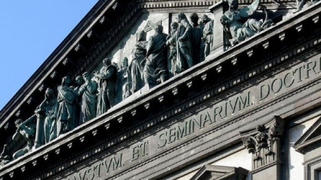 Napoli: ragazza si lancia dal tetto dell'universit&agrave;, perch&egrave; non aveva finito gli esami