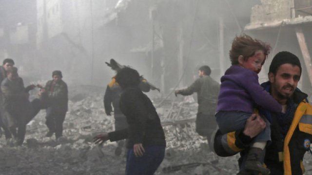 Siria, quando è necessario mostrare la foto di un bimbo che muore? Il pensiero di Beppe Severgnini.