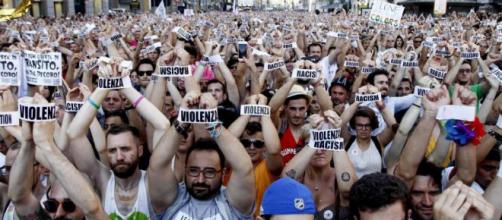 La folla al Milano Pride dello scorso anno (Fonte: LaPresse)
