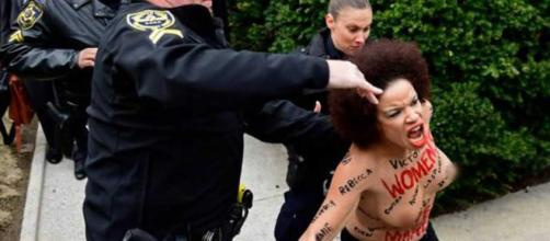 Mujer 'topless' protesta contra Bill Cosby