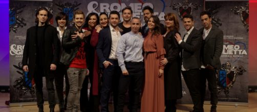 Giuliano Peparini con il cast dello spettacolo "Romeo e Giulietta: ama e cambia il mondo"