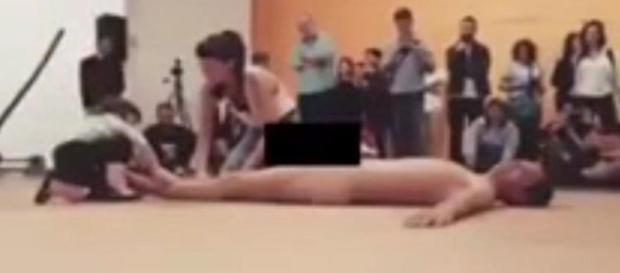 Criança é estimulada a tocar homem nu em exposição de Museu Criança é estimulada a tocar homem nu em exposição de Museu