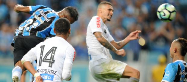 Jogadores do Santos em uma partida contra o Grêmio Jogadores do Santos em uma partida contra o Grêmio