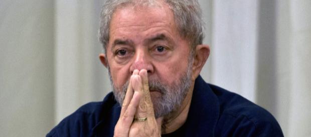 Lula está, nesse momento, preso em Curitiba Lula está, nesse momento, preso em Curitiba