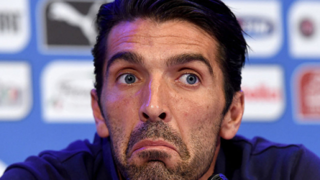 Buffon perplesso davanti ai microfoni