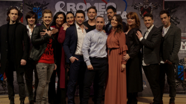 Giuliano Peparini con il cast dello spettacolo "Romeo e Giulietta: ama e cambia il mondo"