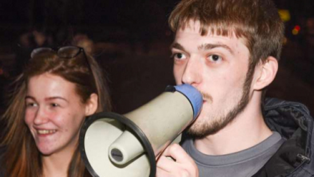 I genitori di Alfie partecipano alla protesta davanti all'Alder Hey