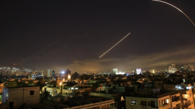 I missili lanciati dalle portaerei francesi e statunitensi verso la Siria