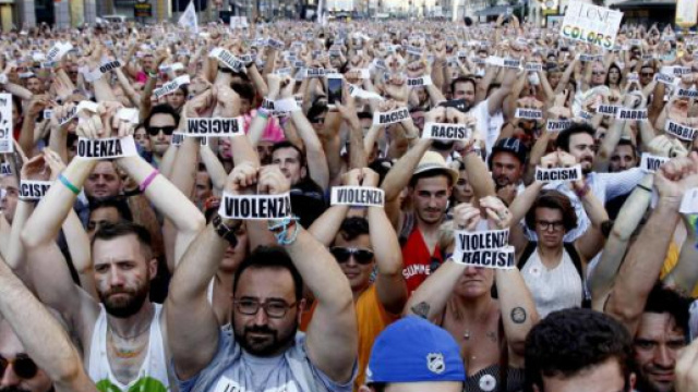 La folla al Milano Pride dello scorso anno (Fonte: LaPresse)