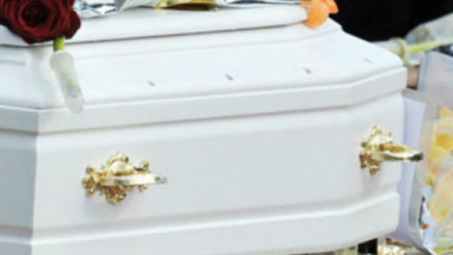 Nardò, inscena funerale del figlio