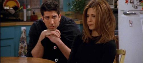 Ross e Rachel, da F.R.I.E.N.D.S, romperam várias vezes ao logo do seriado. Foto: Reprodução.