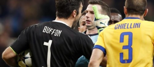 Buffon infuriato dopo la decisione dell'arbitro Oliver