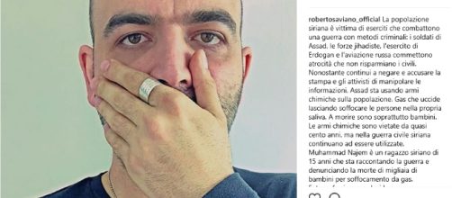 Coprirsi la bocca e il naso contro l'uso dei gas in Siria: sempre più virale il gesto di Saviano.
