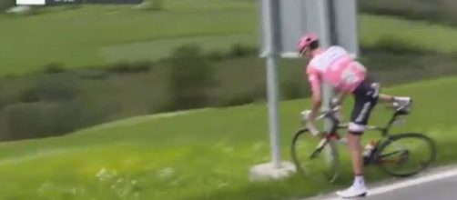 Tom Dumoulin, la fermata a bordo strada nella tappa dello Stelvio