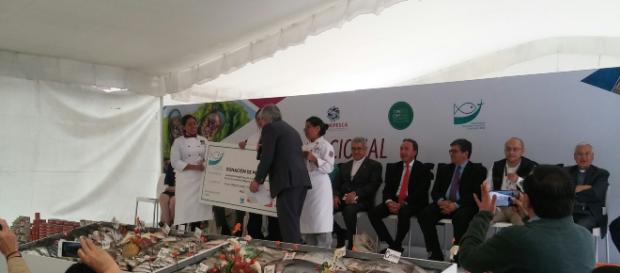 Donación simbólica de productos pesqueros a comunidades de escasos recursos Donación simbólica de productos pesqueros a comunidades de escasos recursos