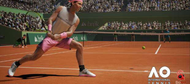 El juego AO International Tennis le da a los jugadores de sillón la oportunidad de jugar contra Rafael Nadal en la arcilla de Roland Garros. El juego AO International Tennis le da a los jugadores de sillón la oportunidad de jugar contra Rafael Nadal en la arcilla de Roland Garros.