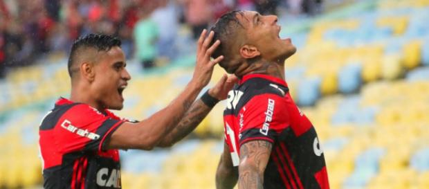 Everton e Guerrero, em uma comemoração Everton e Guerrero, em uma comemoração