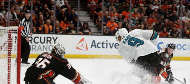 Kane fue la figura en su primer juego de playoff. NHL.com. Kane fue la figura en su primer juego de playoff. NHL.com.