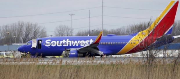 Pasajera muere al explotar el motor del avión donde viajaba - elestimulo.com Pasajera muere al explotar el motor del avión donde viajaba - elestimulo.com