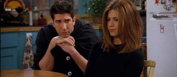Ross e Rachel, da F.R.I.E.N.D.S, romperam várias vezes ao logo do seriado. Foto: Reprodução. Ross e Rachel, da F.R.I.E.N.D.S, romperam várias vezes ao logo do seriado. Foto: Reprodução.