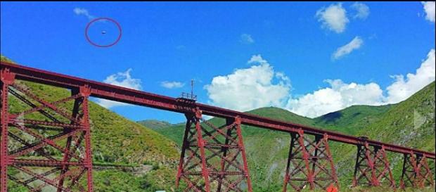 Suposto UFO registrado sobre viaduto El Toro, na Argentina, em 31 de março. (El Tribuno) Suposto UFO registrado sobre viaduto El Toro, na Argentina, em 31 de março. (El Tribuno)