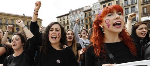 Mnifestantes en Pamplona contra la sentencia de La Manda