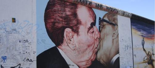 Berlin Wall mural of former Soviet and East German leaders Leonid Brezhnev and Eric Honecker in a clinch. [image source: Berlin24 - Pixababy]