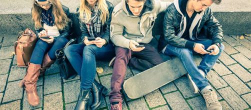 Adolescentes adictos al celular | La Opinión - laopinion.com
