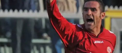 Lucarelli in campo con la maglia del Livorno. Foto valdichina