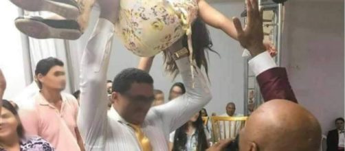 Um pastor jogou fiel no chão para cura-la, mas acabou deixando ela tetraplégica?