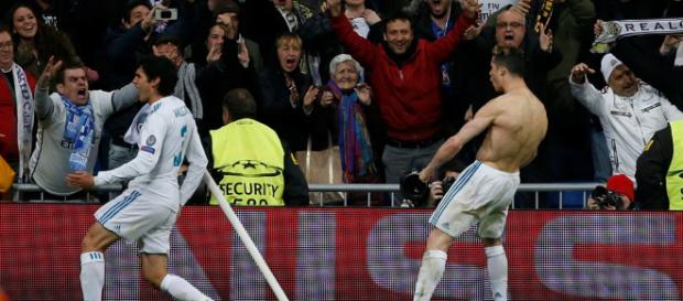 Cristiano Ronaldo celebra su gol con sus aficionados Cristiano Ronaldo celebra su gol con sus aficionados