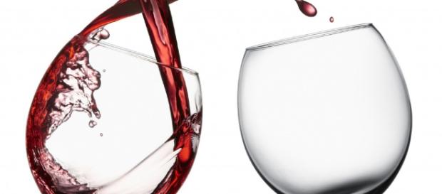 Il consumo di alcol accorcia la vita, può essere letale quanto le sigarette. Il consumo di alcol accorcia la vita, può essere letale quanto le sigarette.