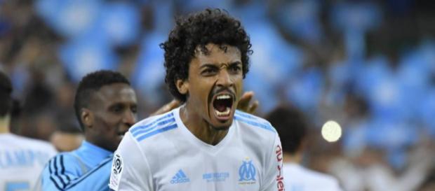 Luiz Gustavo encence le public du Vélodrome – Sénégal - lesenegal.net Luiz Gustavo encence le public du Vélodrome – Sénégal - lesenegal.net