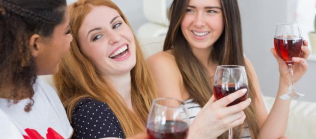 Ogni bicchiere di bevanda alcolica (vino, birra, etc.) consumata oltre le 5 settimanali accorcerebbe la vita di 30 minuti. foto-nextavenue.org Ogni bicchiere di bevanda alcolica (vino, birra, etc.) consumata oltre le 5 settimanali accorcerebbe la vita di 30 minuti. foto-nextavenue.org