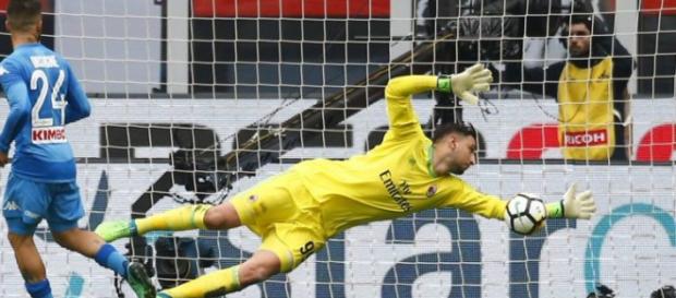 Para Donnarumma contro il Napoli Para Donnarumma contro il Napoli