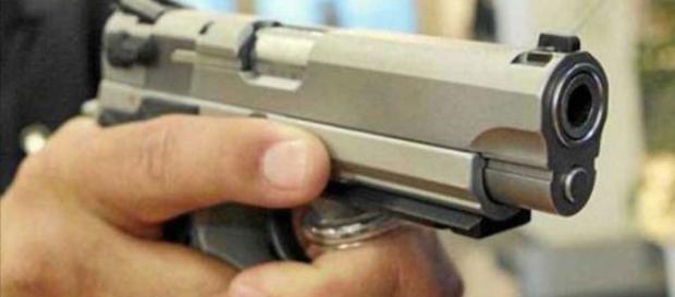 persona con un arma de fuego - - com.ar persona con un arma de fuego - - com.ar