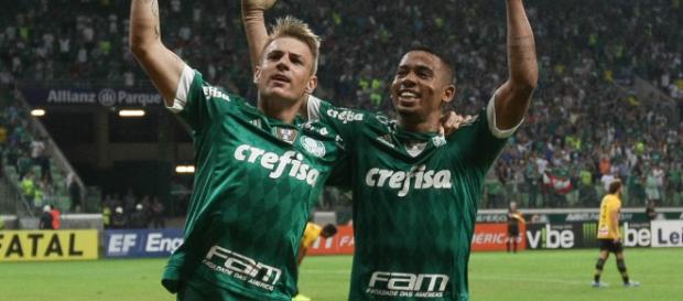 Róger Guedes e Gabriel Jesus, em comemoração Róger Guedes e Gabriel Jesus, em comemoração