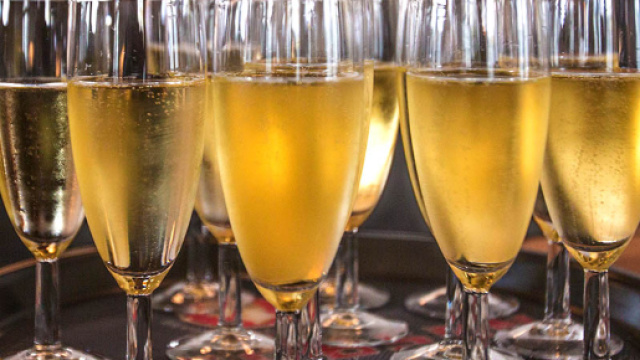 I rischi per chi beve 6 bicchieri di vino a settimana