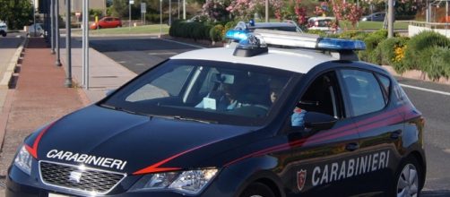 Carabinieri impegnati in una rocambolesca caccia al piromane