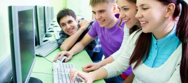 Grupo de estudiantes con la computadora — Fotos de Stock © yanlev ... - depositphotos.com Grupo de estudiantes con la computadora — Fotos de Stock © yanlev ... - depositphotos.com