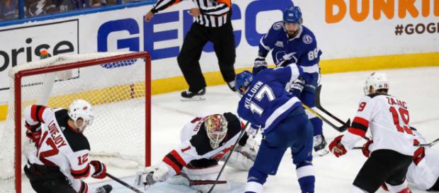 Killorn y Kucherov deshicieron a la defensa de New Jersey. NHL.com. Killorn y Kucherov deshicieron a la defensa de New Jersey. NHL.com.
