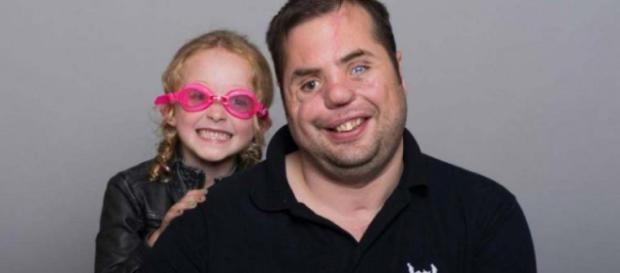 La niña le realizó una entrevista a un ex soldado de guerra La niña le realizó una entrevista a un ex soldado de guerra