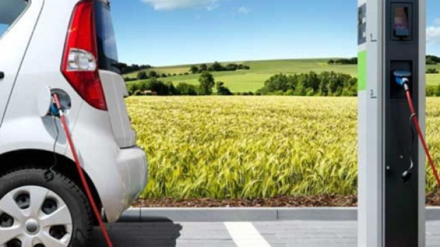 Auto elettrica: via agli incentivi, un italiano su tre interessato